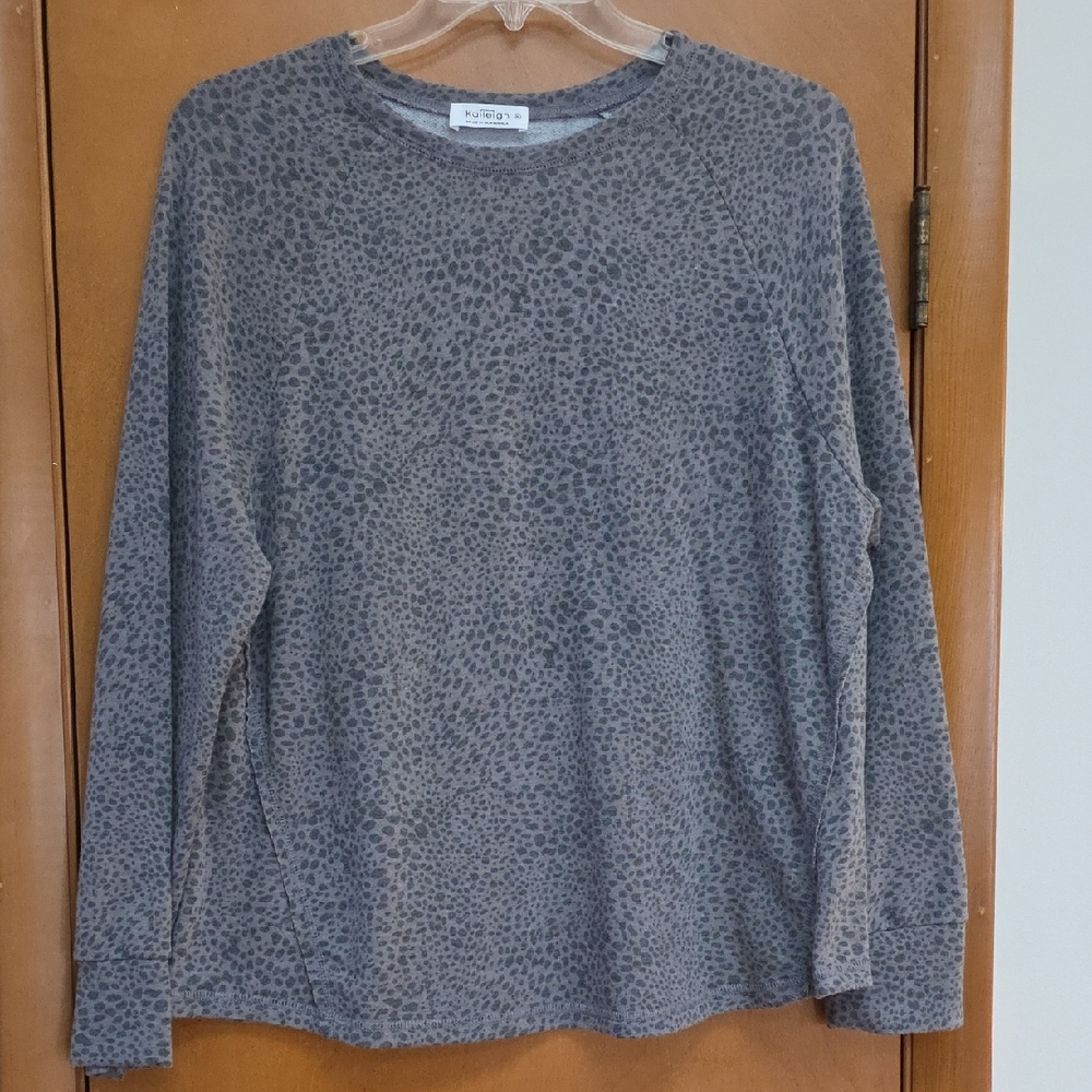 Kaileigh Women's Gray Leopard Top